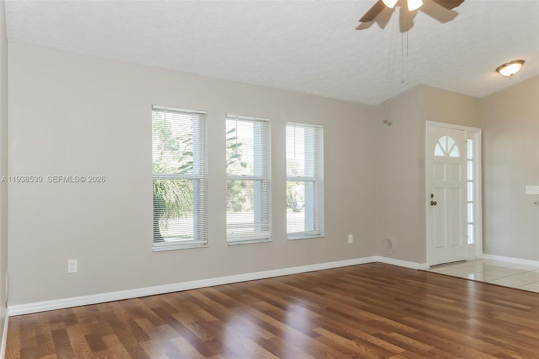 En Renta: $1,990 (3 camas, 2 baños, 1517 Pies cuadrados)