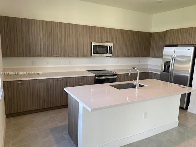 出租: $5,700 (4 贝兹, 3 浴室, 2704 平方英尺)