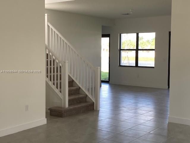 出租: $5,700 (4 贝兹, 3 浴室, 2704 平方英尺)