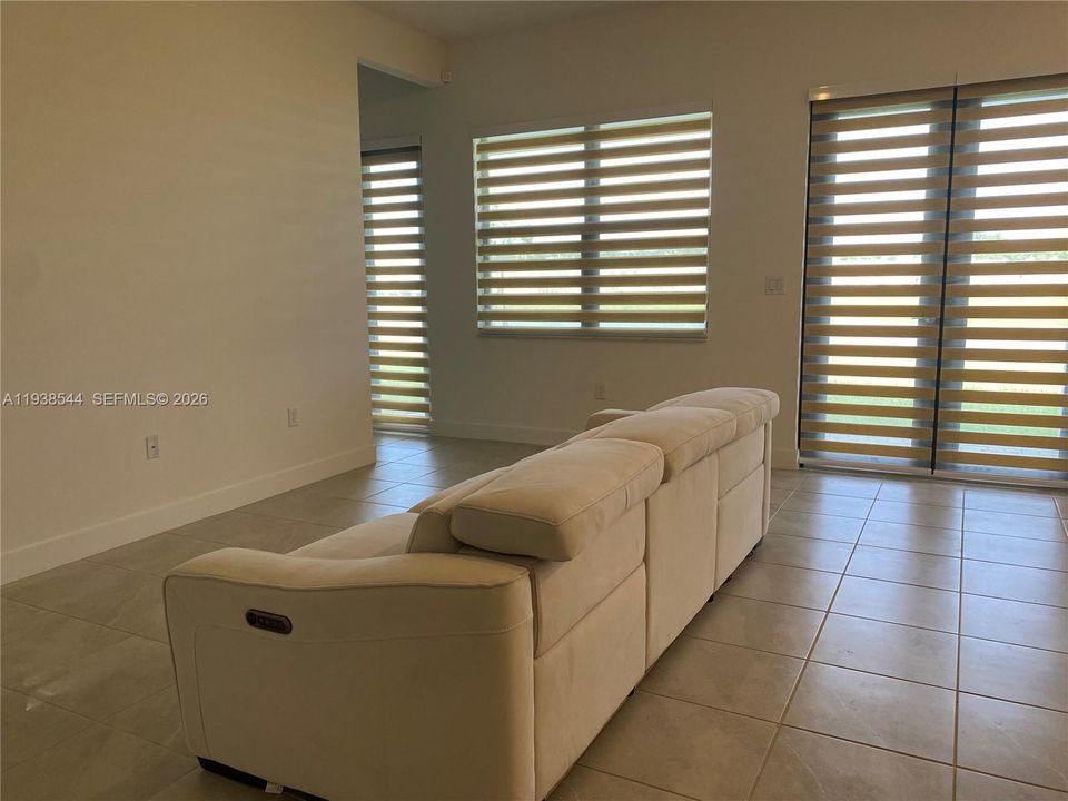 出租: $5,700 (4 贝兹, 3 浴室, 2704 平方英尺)