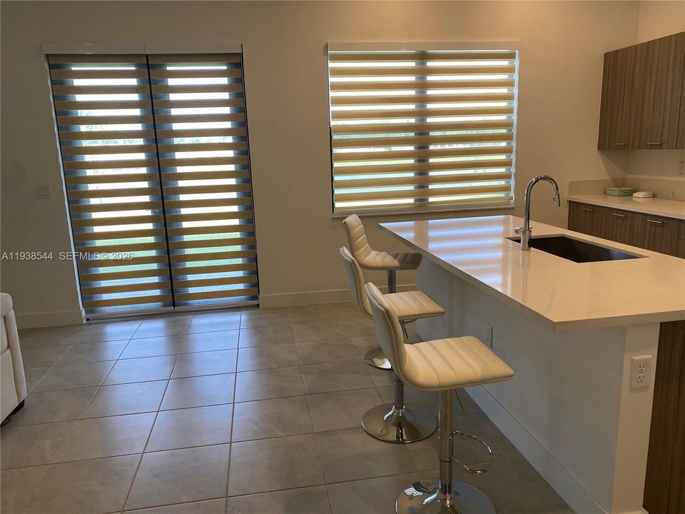 出租: $5,700 (4 贝兹, 3 浴室, 2704 平方英尺)