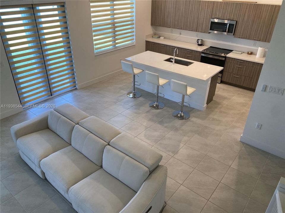 出租: $5,700 (4 贝兹, 3 浴室, 2704 平方英尺)