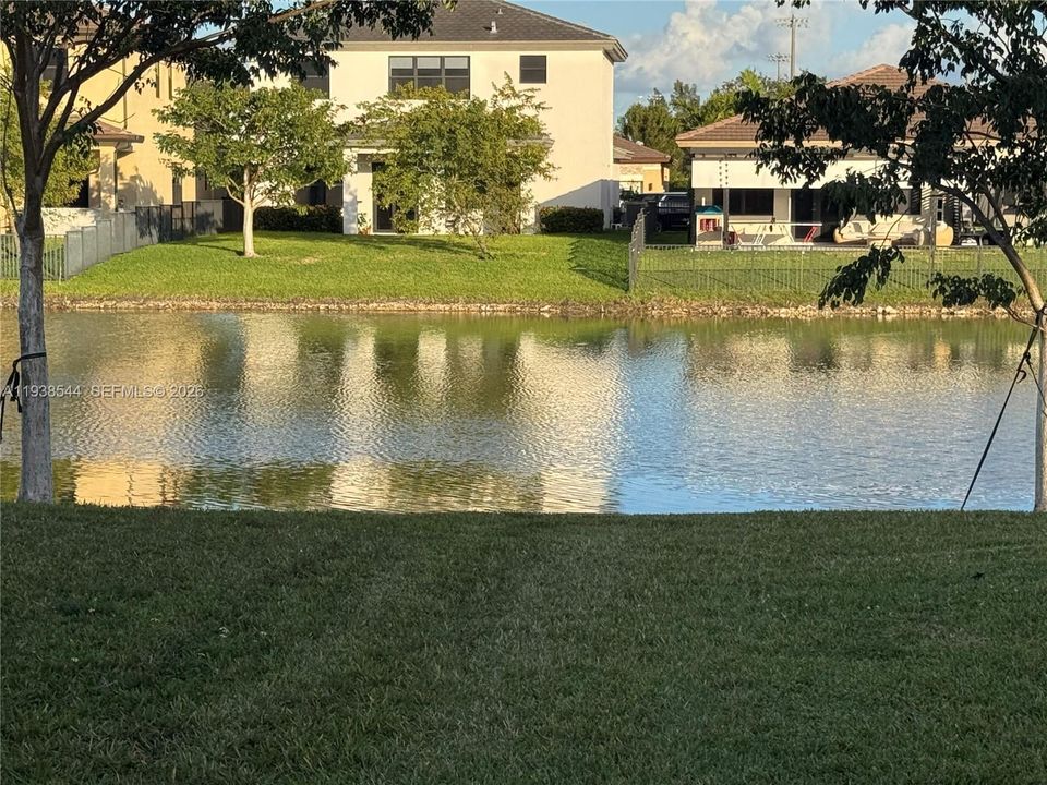 出租: $5,700 (4 贝兹, 3 浴室, 2704 平方英尺)