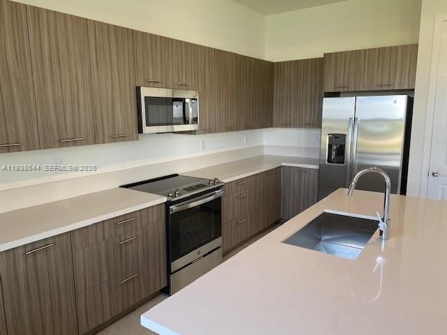 出租: $5,700 (4 贝兹, 3 浴室, 2704 平方英尺)