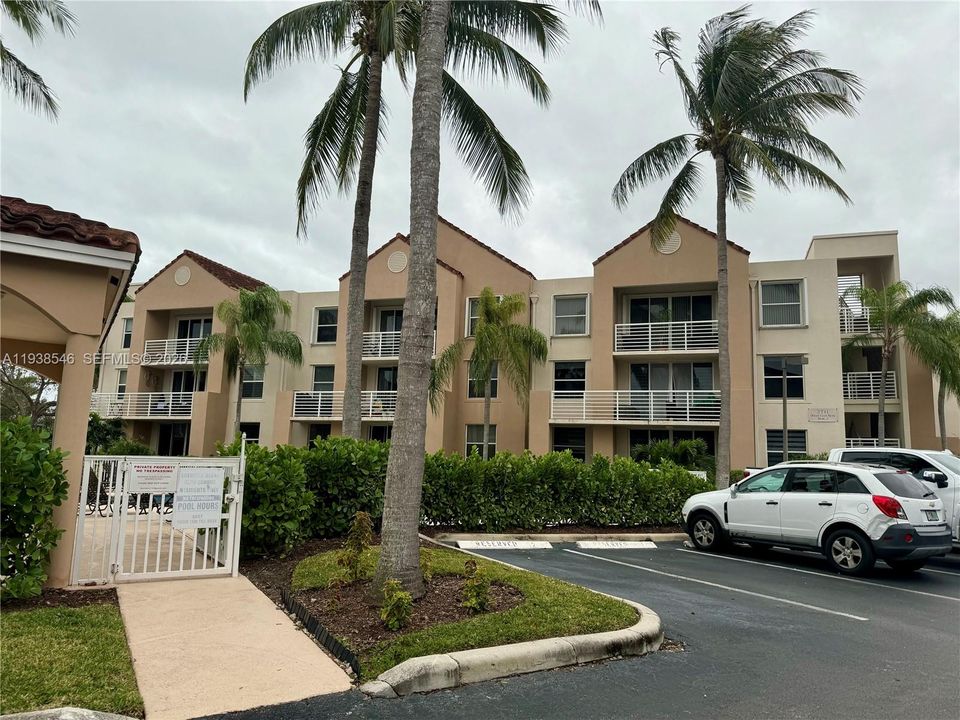 For Rent: $2,425 (2 beds, 2 baths, 960 Square Feet)