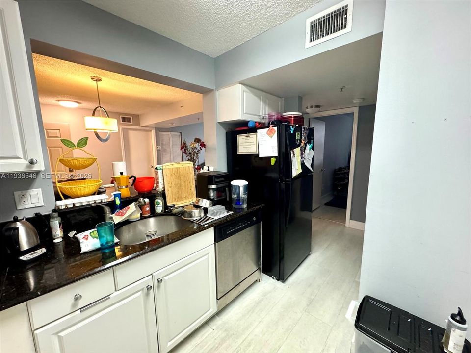 For Rent: $2,425 (2 beds, 2 baths, 960 Square Feet)