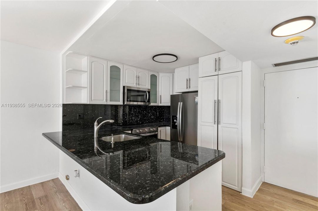 For Rent: $2,800 (1 beds, 1 baths, 757 Square Feet)