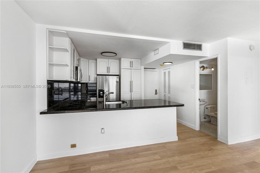 For Rent: $2,800 (1 beds, 1 baths, 757 Square Feet)