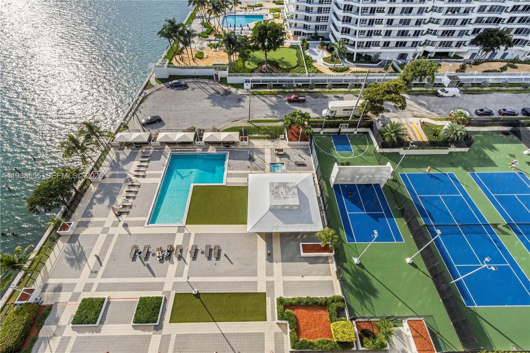 For Rent: $2,800 (1 beds, 1 baths, 757 Square Feet)