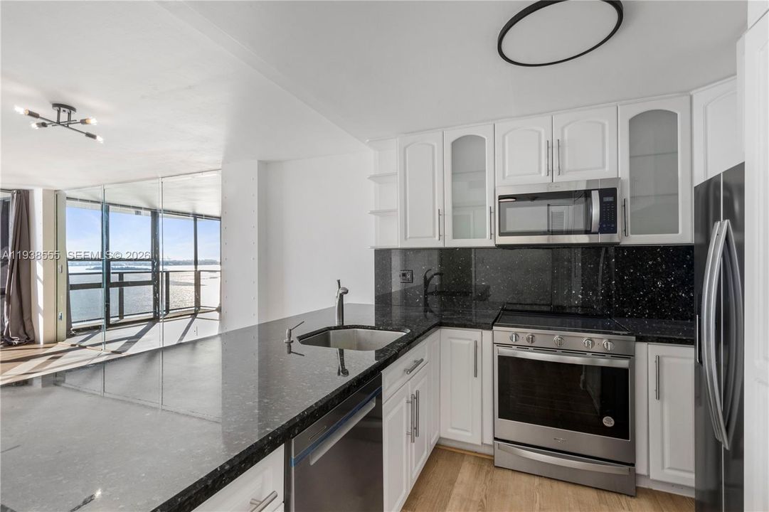 For Rent: $2,800 (1 beds, 1 baths, 757 Square Feet)