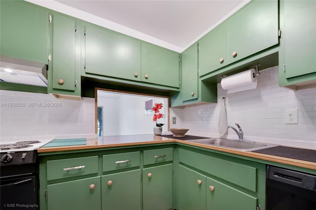 For Sale: $259,000 (1 beds, 1 baths, 740 Square Feet)