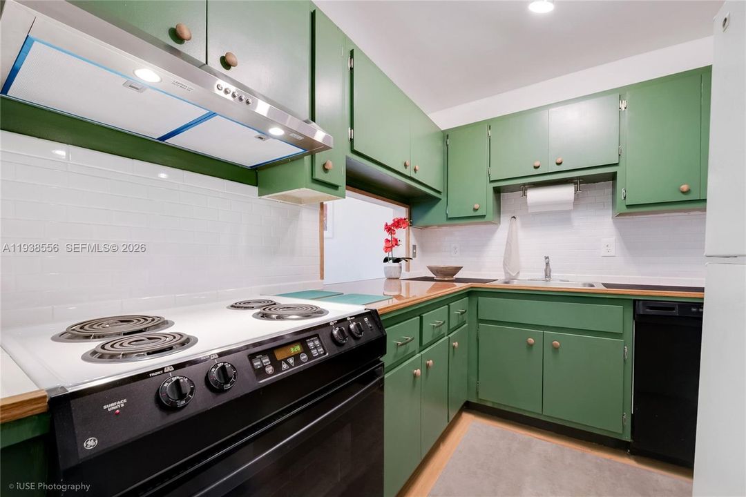 For Sale: $259,000 (1 beds, 1 baths, 740 Square Feet)