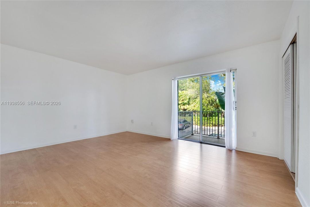For Sale: $259,000 (1 beds, 1 baths, 740 Square Feet)