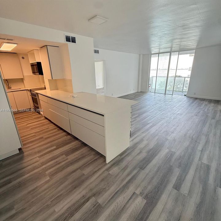 For Rent: $2,600 (1 beds, 1 baths, 875 Square Feet)