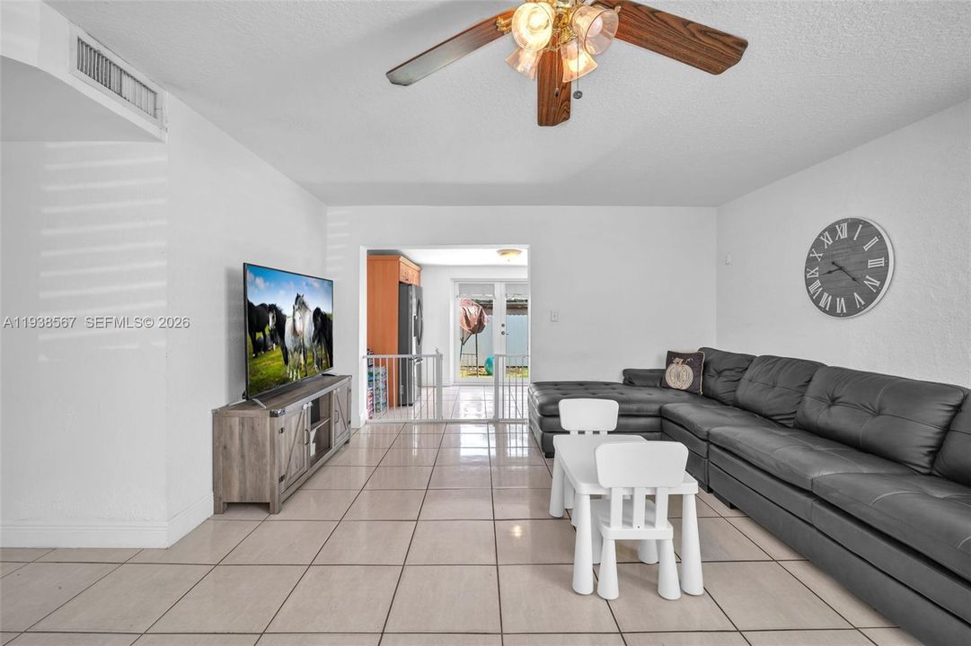 待售: $699,000 (4 贝兹, 3 浴室, 1926 平方英尺)