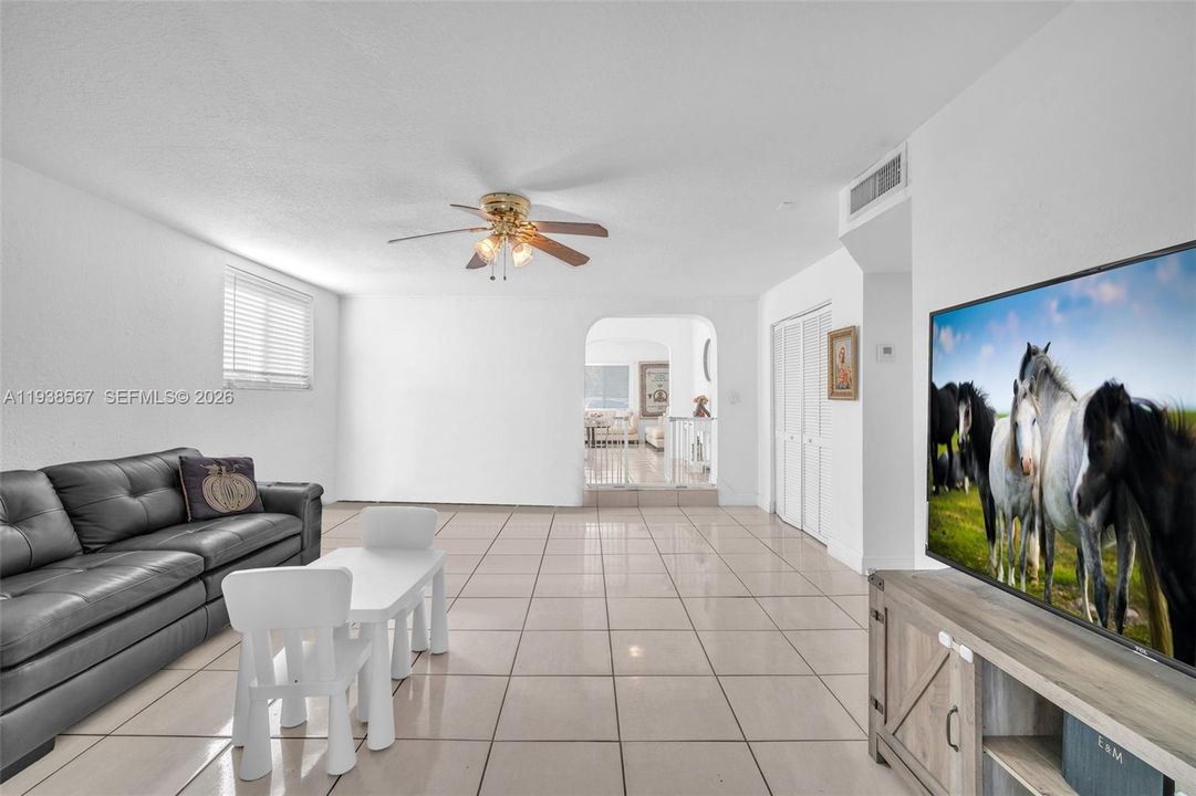 待售: $699,000 (4 贝兹, 3 浴室, 1926 平方英尺)