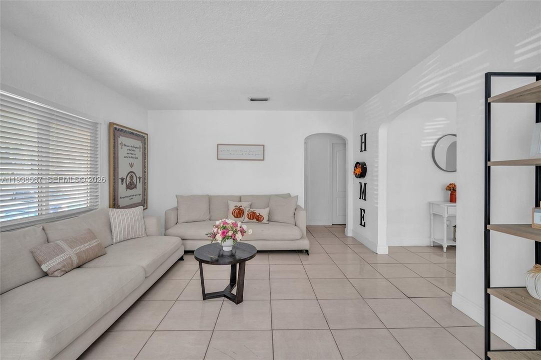 待售: $699,000 (4 贝兹, 3 浴室, 1926 平方英尺)