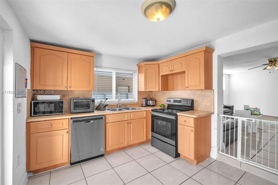 待售: $699,000 (4 贝兹, 3 浴室, 1926 平方英尺)