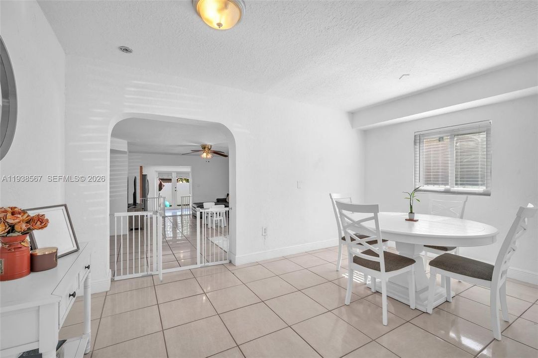 待售: $699,000 (4 贝兹, 3 浴室, 1926 平方英尺)