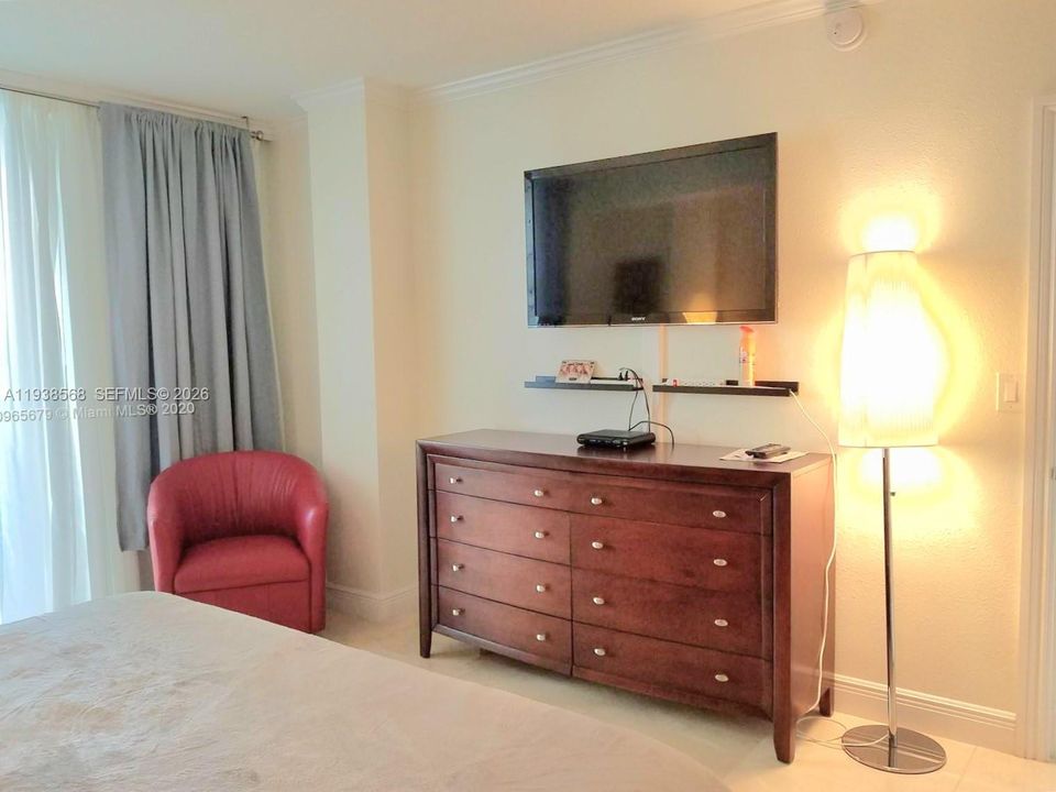 出租: $4,900 (1 贝兹, 1 浴室, 896 平方英尺)