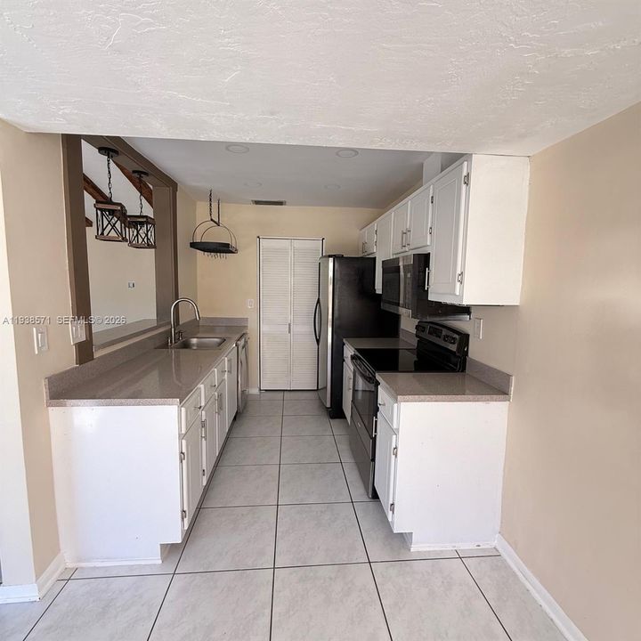 For Rent: $2,900 (3 beds, 2 baths, 1276 Square Feet)