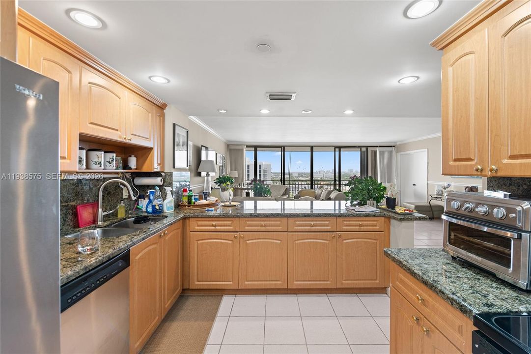 待售: $379,900 (2 贝兹, 2 浴室, 1638 平方英尺)