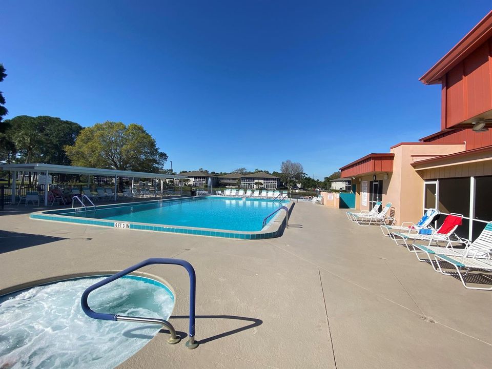 Community Pool & Jacuzzi