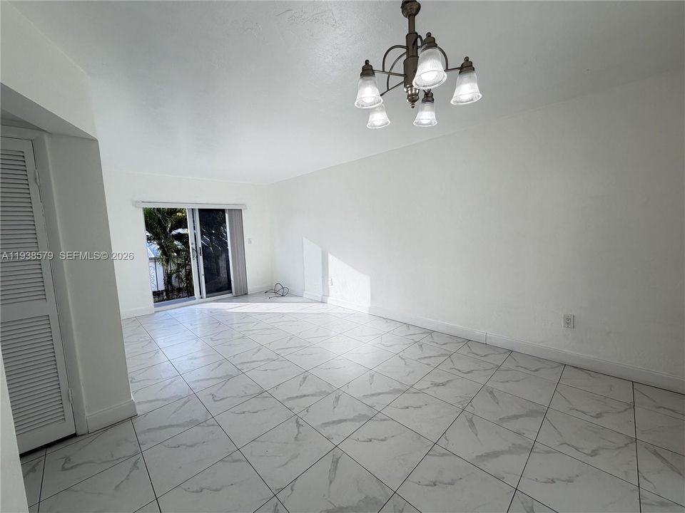 出租: $2,100 (2 贝兹, 1 浴室, 800 平方英尺)