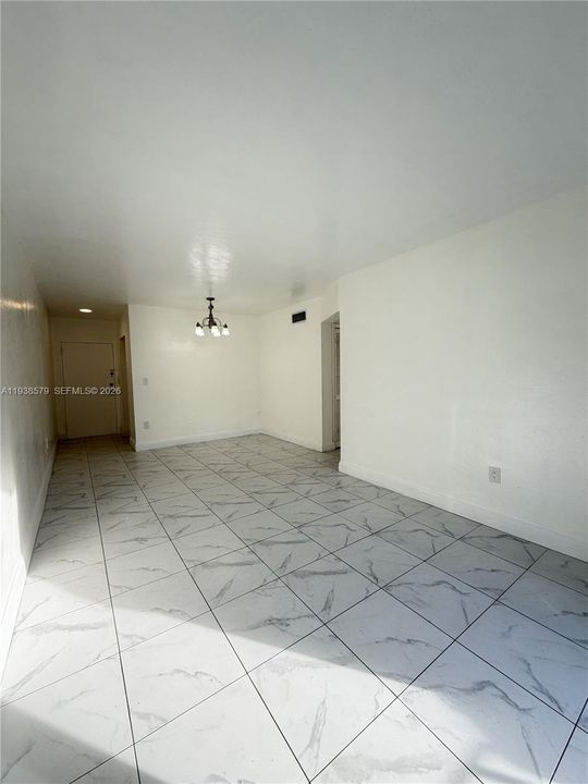 出租: $2,100 (2 贝兹, 1 浴室, 800 平方英尺)