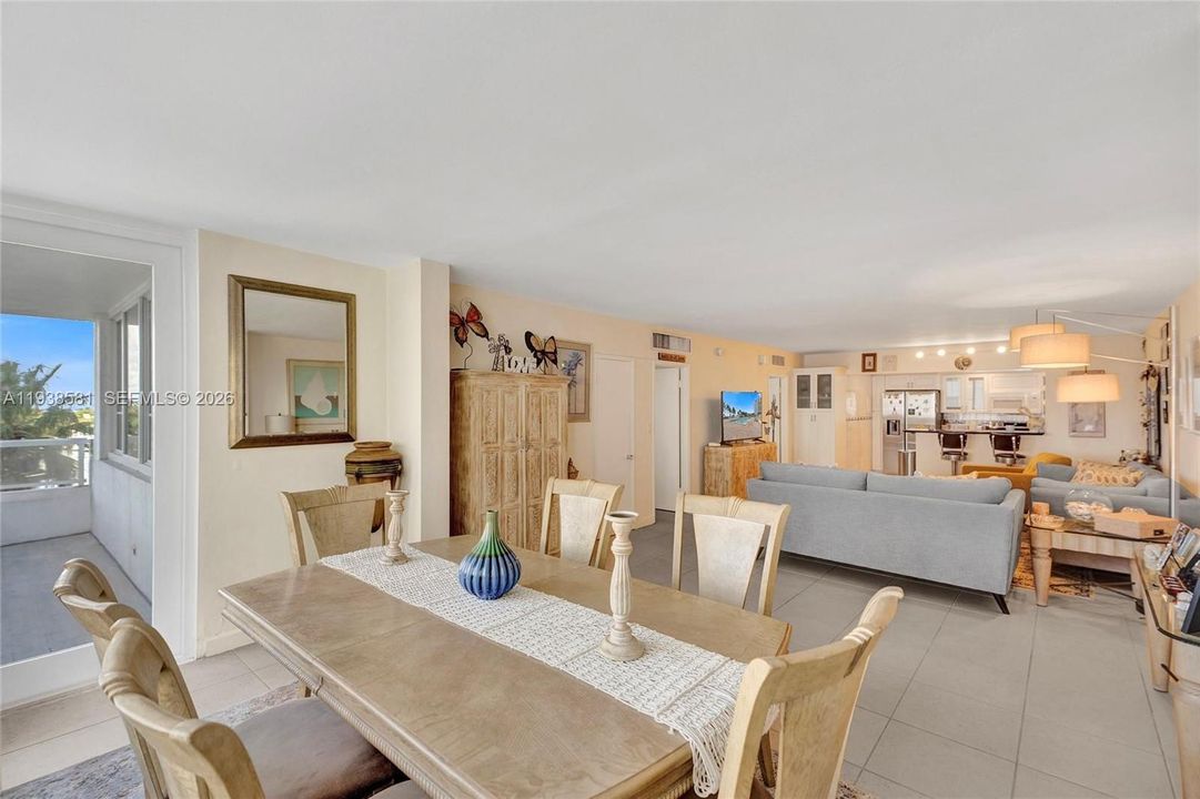 出租: $3,600 (2 贝兹, 2 浴室, 1253 平方英尺)