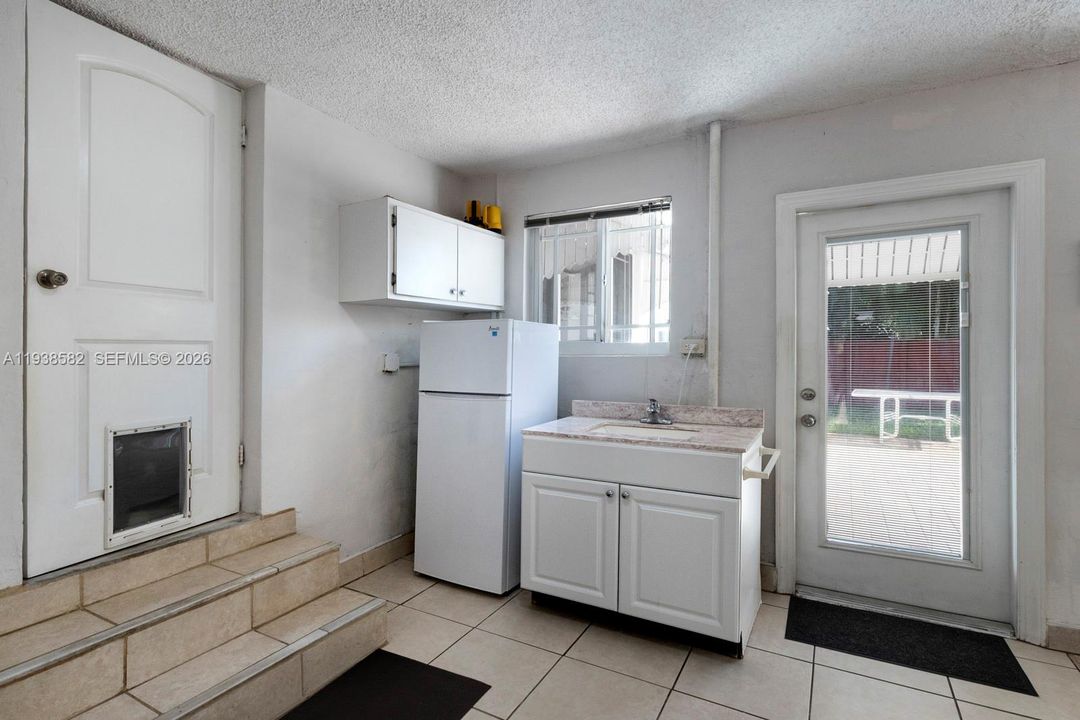 For Sale: $1,150,000 (3 beds, 2 baths, 1977 Square Feet)