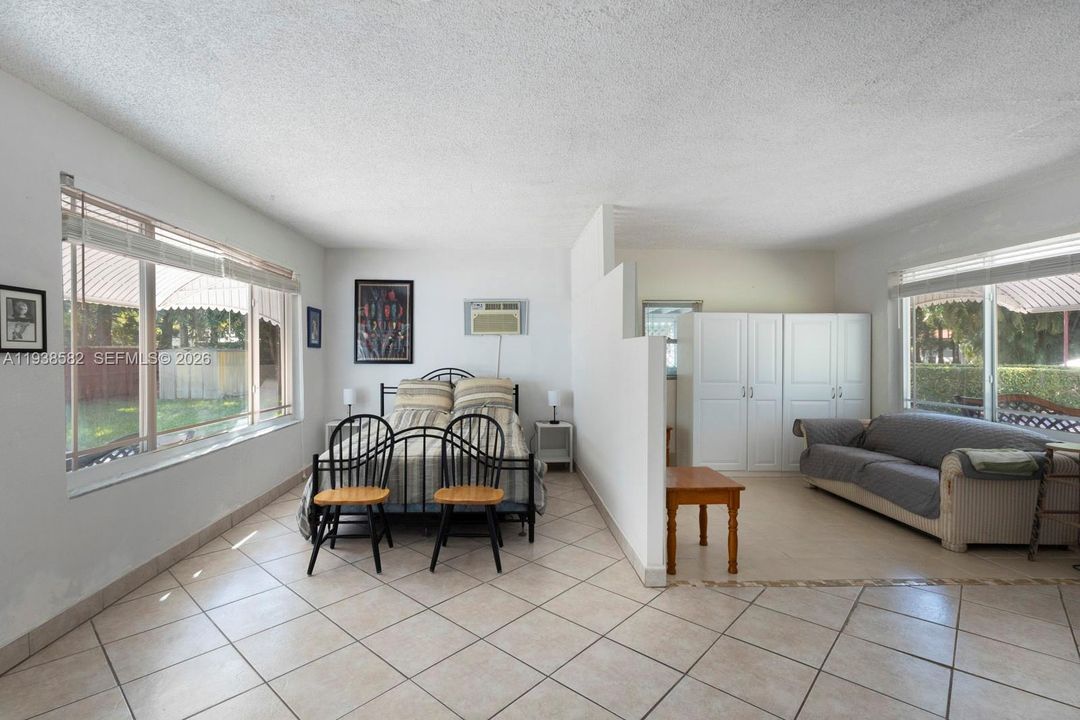 For Sale: $1,150,000 (3 beds, 2 baths, 1977 Square Feet)