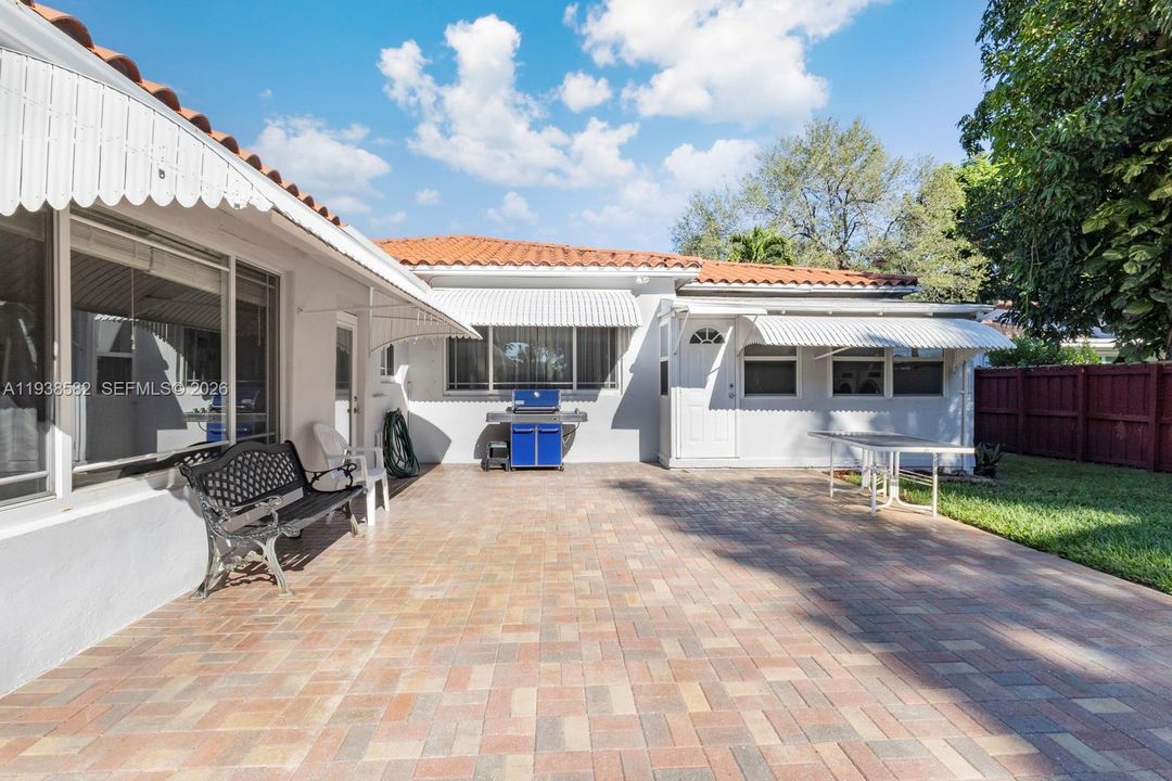 For Sale: $1,150,000 (3 beds, 2 baths, 1977 Square Feet)