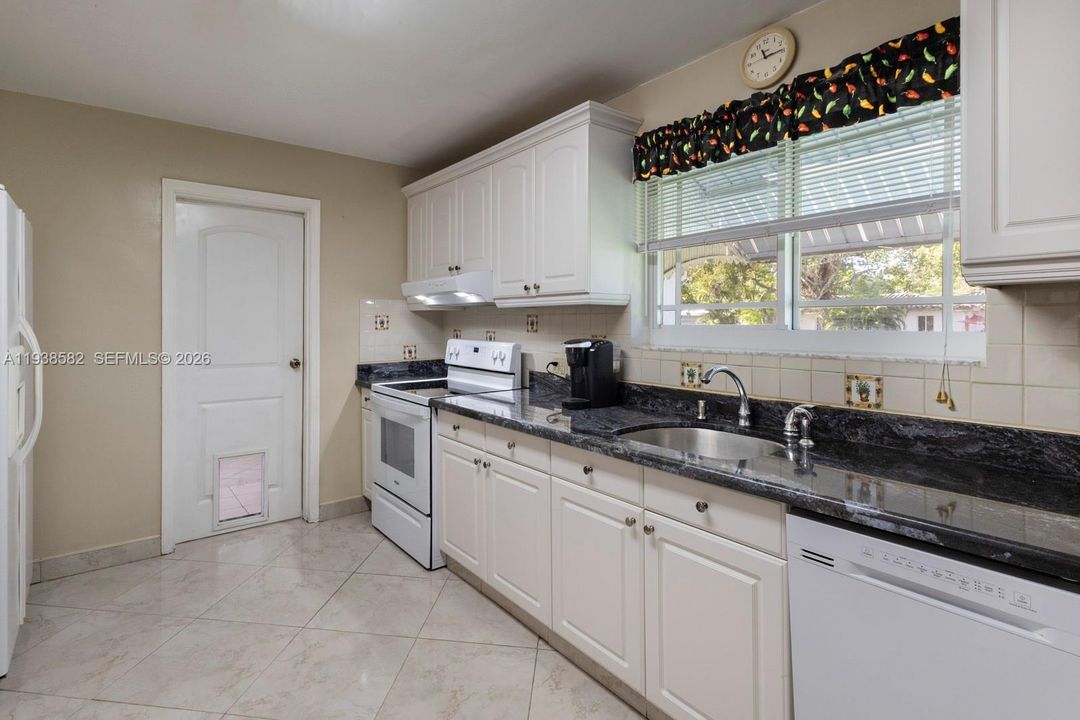 For Sale: $1,150,000 (3 beds, 2 baths, 1977 Square Feet)