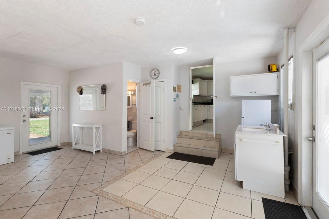 For Sale: $1,150,000 (3 beds, 2 baths, 1977 Square Feet)