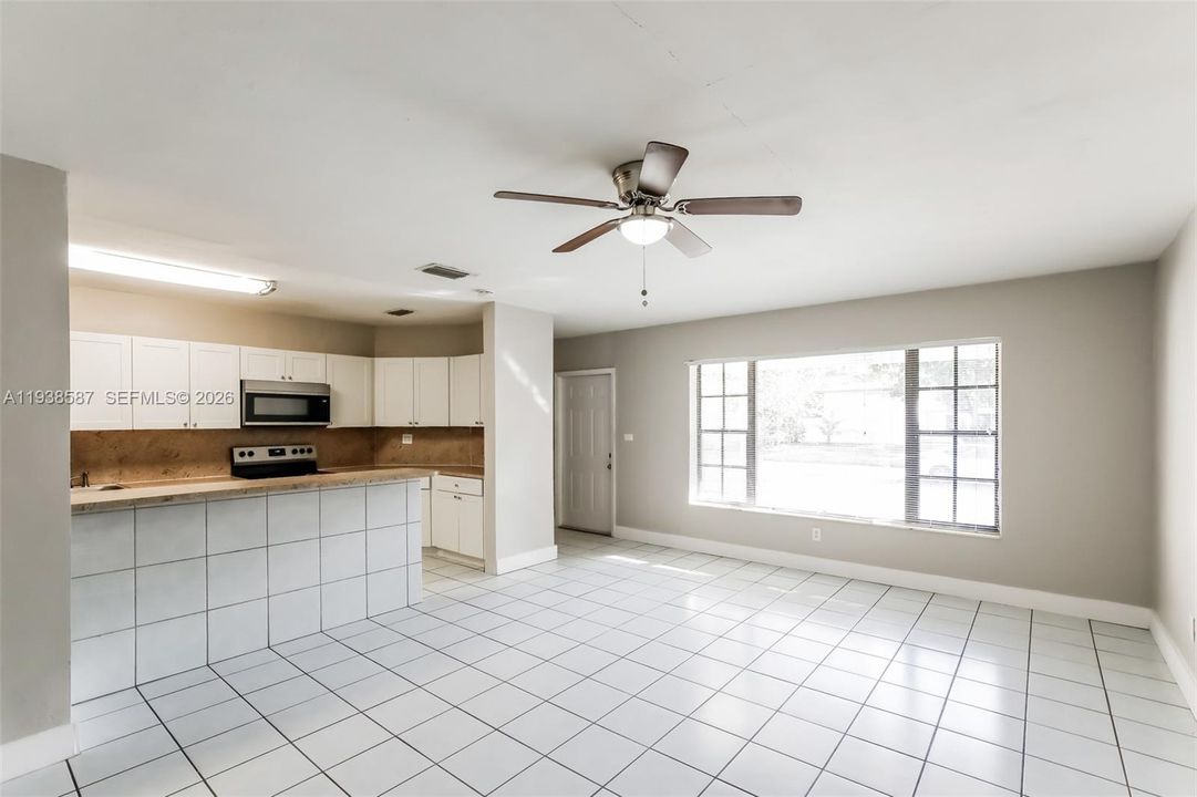 出租: $3,370 (4 贝兹, 2 浴室, 2217 平方英尺)