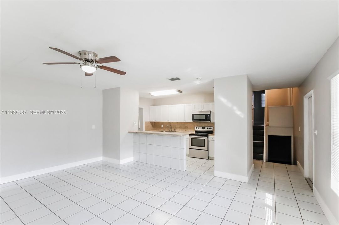 出租: $3,370 (4 贝兹, 2 浴室, 2217 平方英尺)