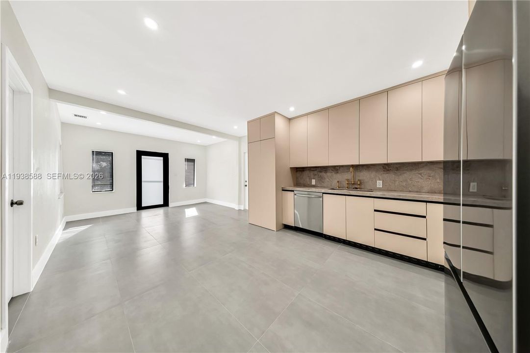 For Rent: $3,400 (3 beds, 2 baths, 863 Square Feet)