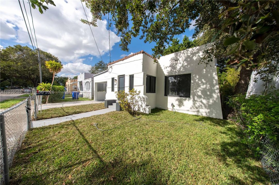 For Rent: $3,400 (3 beds, 2 baths, 863 Square Feet)