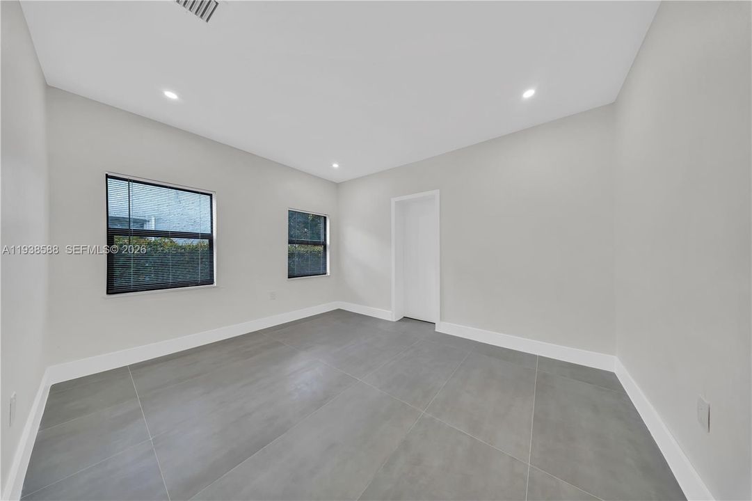 For Rent: $3,400 (3 beds, 2 baths, 863 Square Feet)