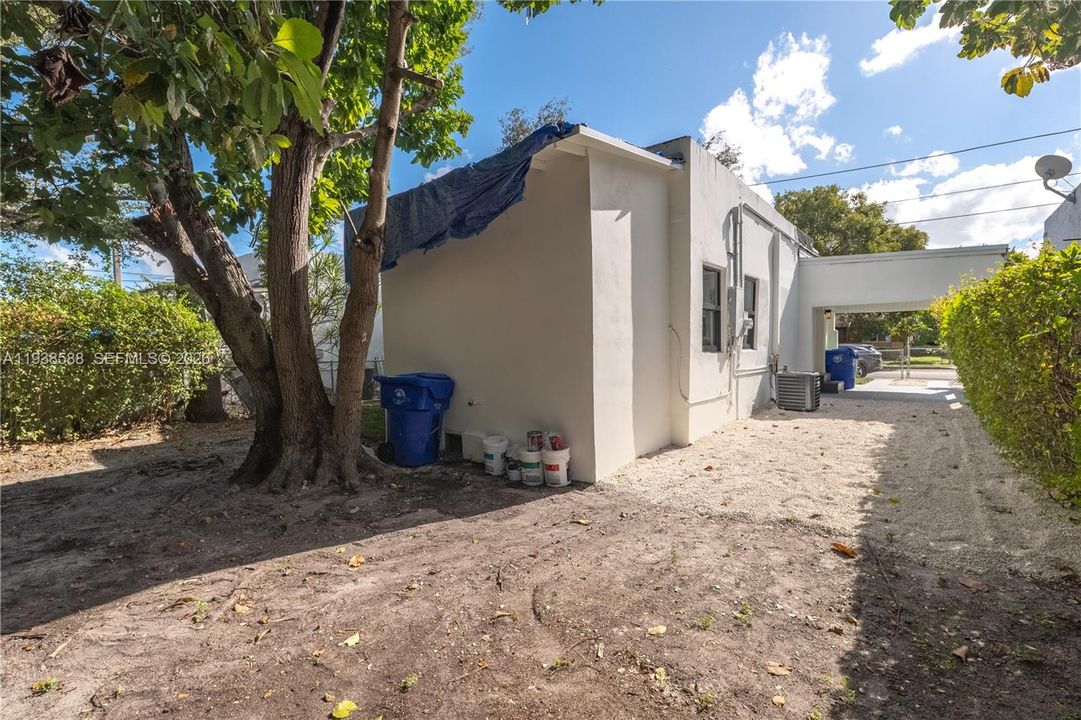 For Rent: $3,400 (3 beds, 2 baths, 863 Square Feet)