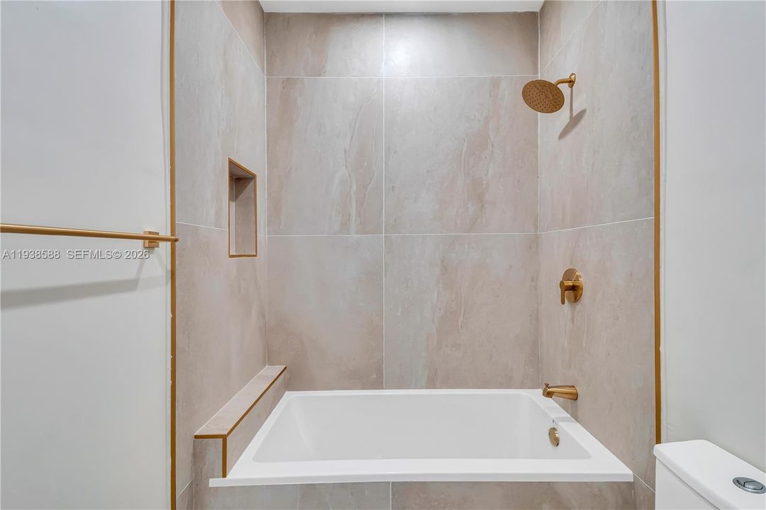 For Rent: $3,400 (3 beds, 2 baths, 863 Square Feet)