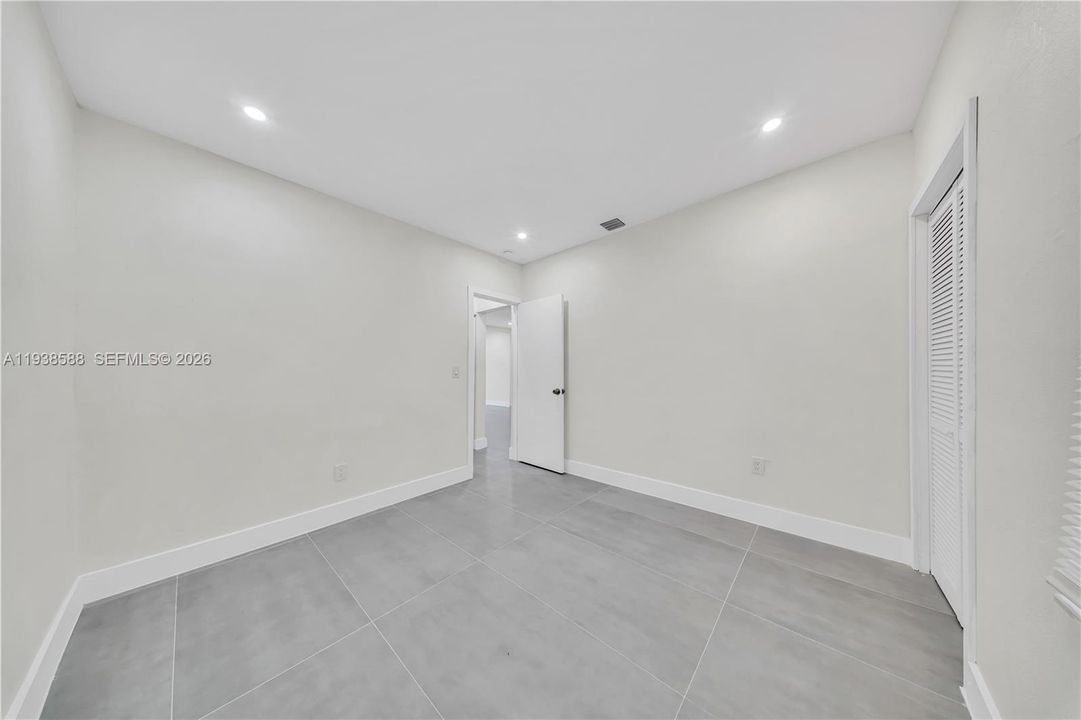 For Rent: $3,400 (3 beds, 2 baths, 863 Square Feet)