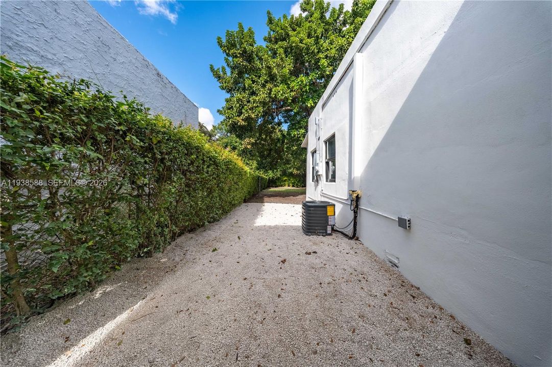 For Rent: $3,400 (3 beds, 2 baths, 863 Square Feet)