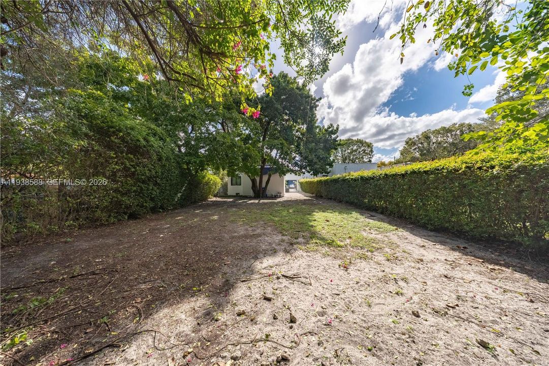 For Rent: $3,400 (3 beds, 2 baths, 863 Square Feet)