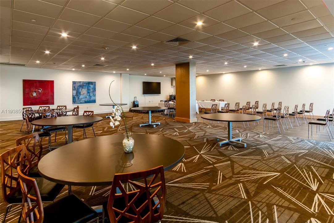 待售: $685,000 (2 贝兹, 2 浴室, 1296 平方英尺)