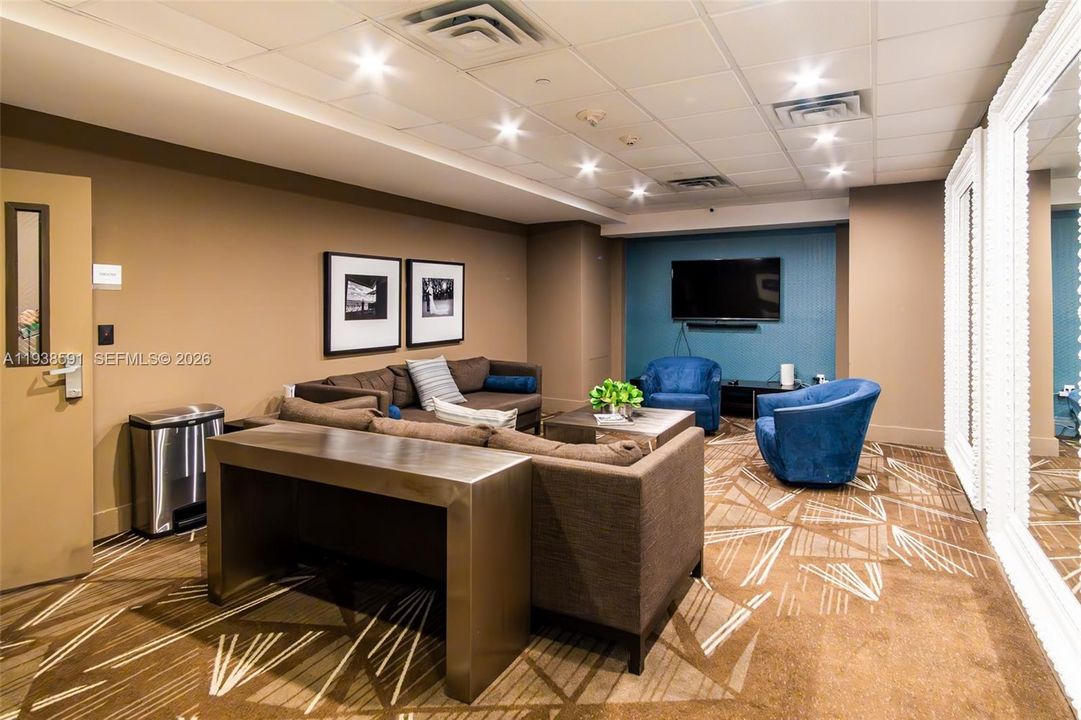 待售: $685,000 (2 贝兹, 2 浴室, 1296 平方英尺)