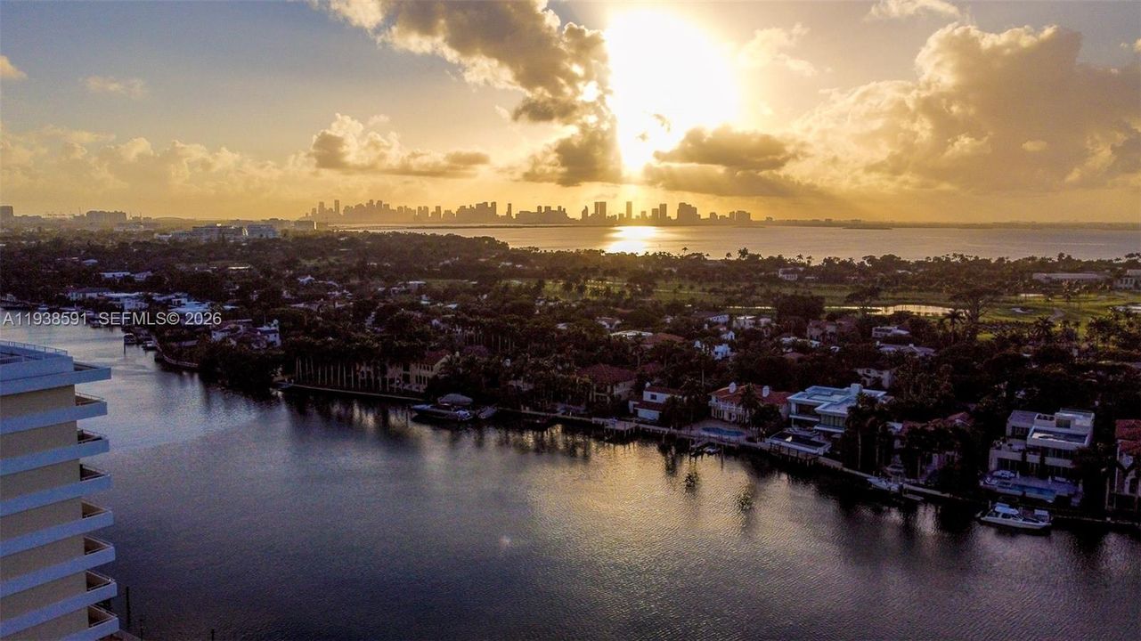 待售: $685,000 (2 贝兹, 2 浴室, 1296 平方英尺)