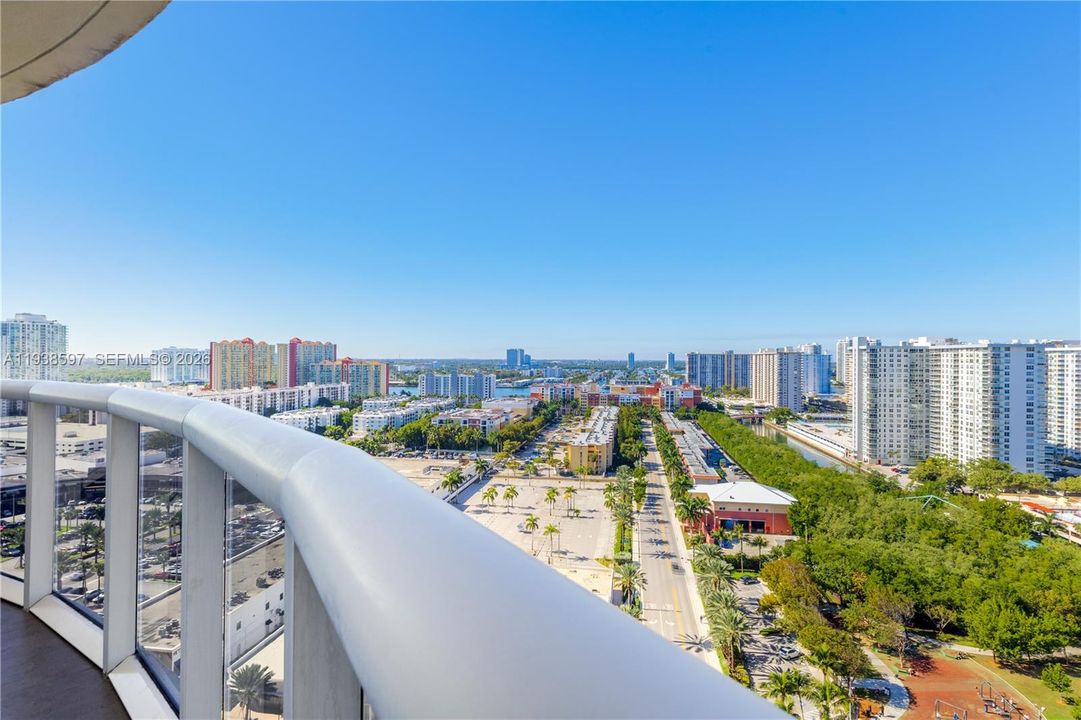 For Sale: $1,050,000 (2 beds, 2 baths, 1301 Square Feet)