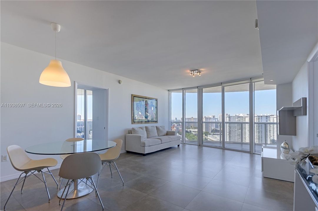 For Sale: $1,050,000 (2 beds, 2 baths, 1301 Square Feet)